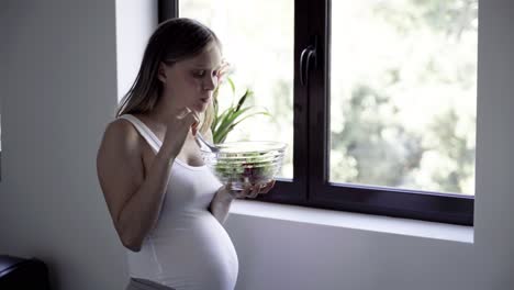 Fröhliche-Junge-Schwangere-Frau,-Die-Frischen-Salat-Isst